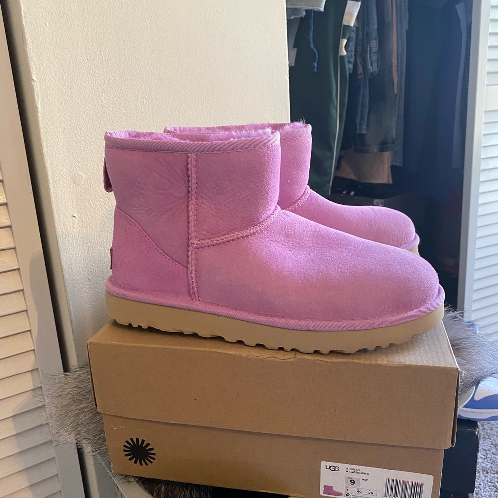 Women Classic mini 2, Ugg boots light purple suede.